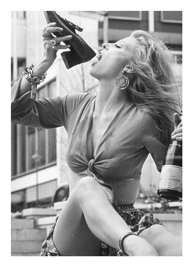 VICKI HODGE CHAMPAGNER TRINKEN