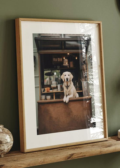 Entzückender Hund im Vintage-Kaffeewagen