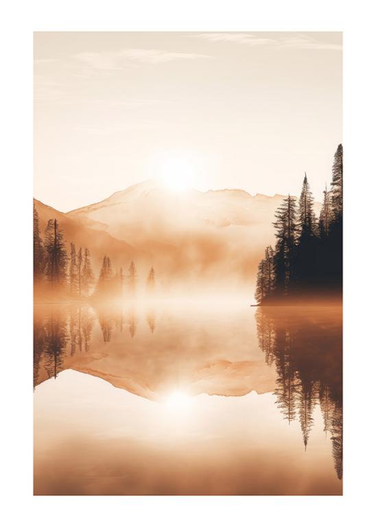 Goldener Sonnenaufgang über dem nebligen Bergsee