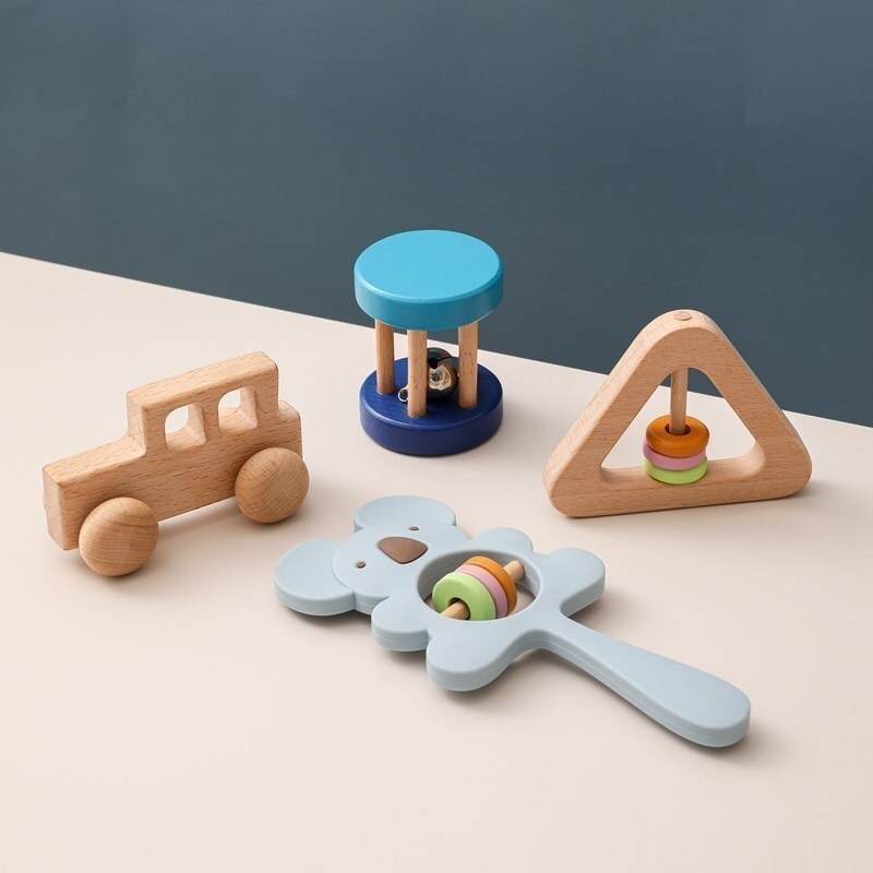 Babyrassel-Set mit Holzspielzeug und Silikon-Beißringen