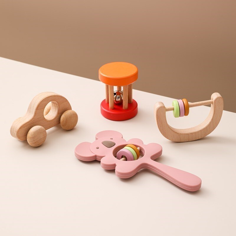 Babyrassel-Set mit Holzspielzeug und Silikon-Beißringen