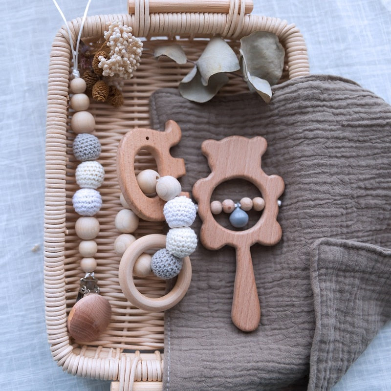Babyrassel-Set aus Holz mit Beißring und Musikkette